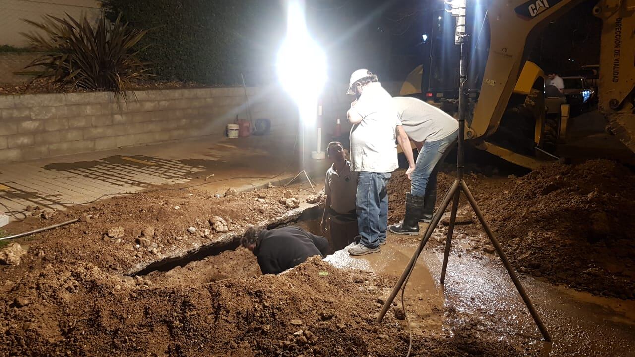 Reparan un caño de agua que inundó un barrio de Tandil.