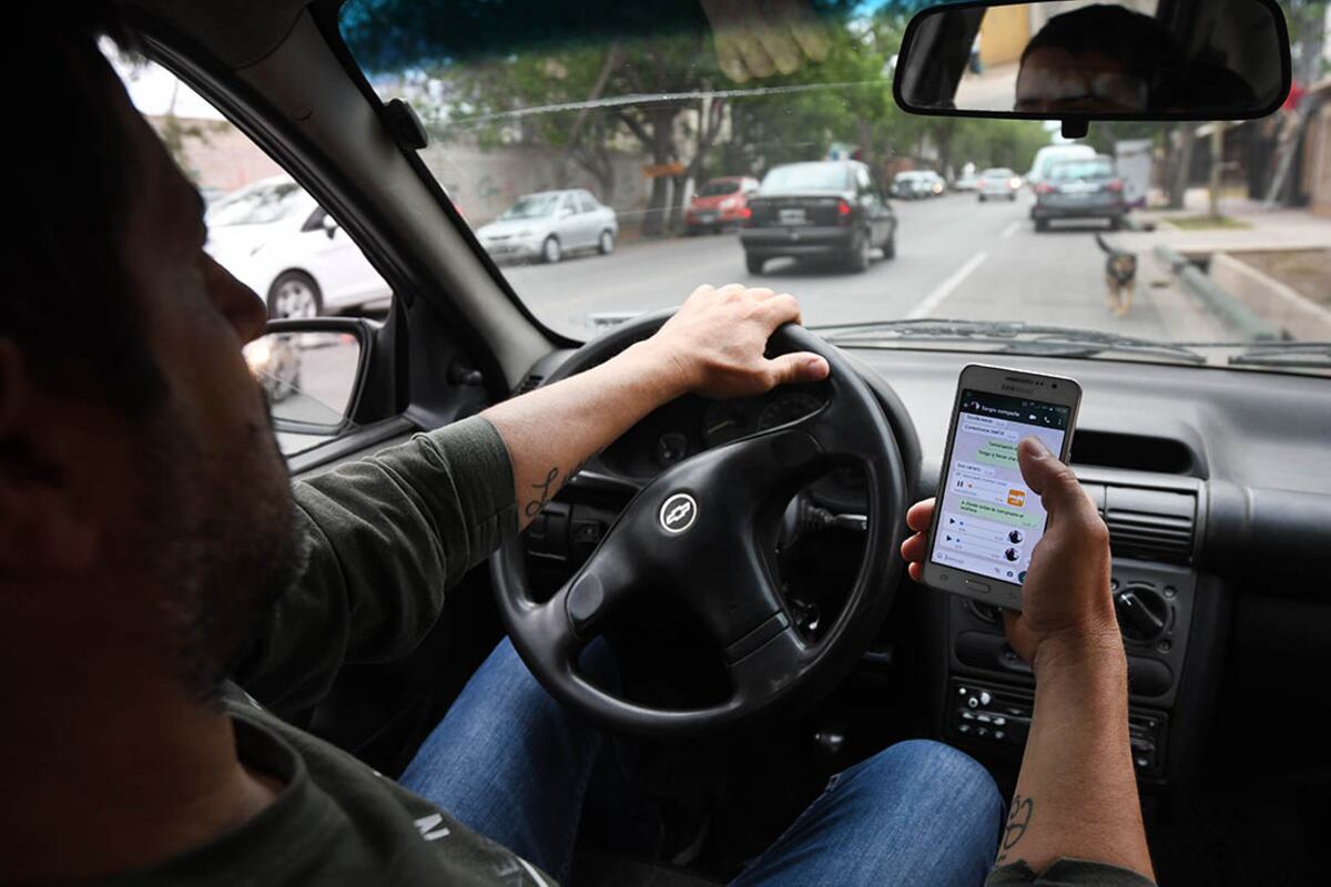 Mendoza propone permitir el uso del celular al volante: qué es lo que se podrá hacer