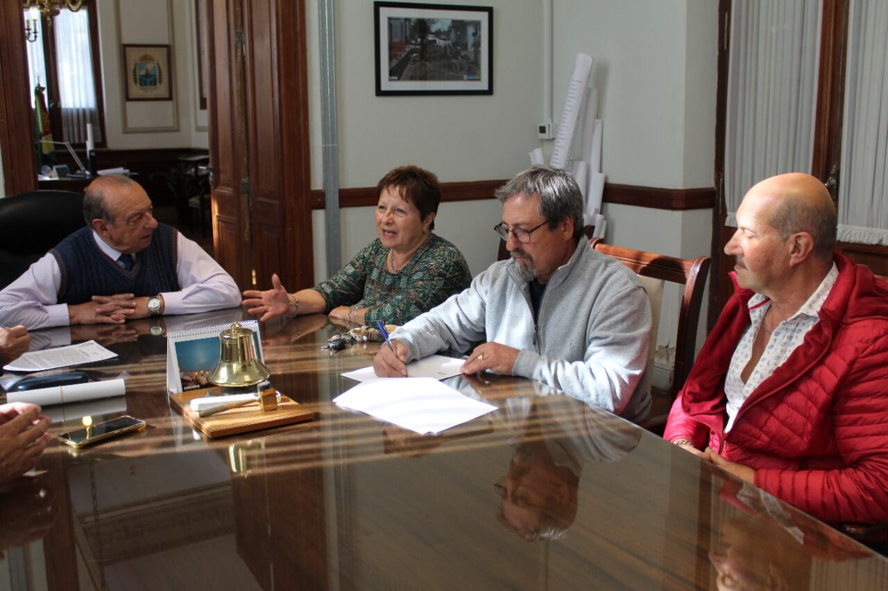 Convenio de la Municipalidad de Tres Arroyos con vecinos de Claromecó para la pavimentación de calles.