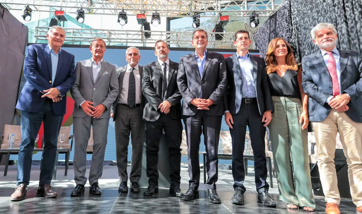 Los gobernadores Morales y Suarez, junto  los ministros nacionales Sergio Massa, Eduardo de Pedro, Victoria Tolosa Paz y Daniel Filmus, en Mendoza.