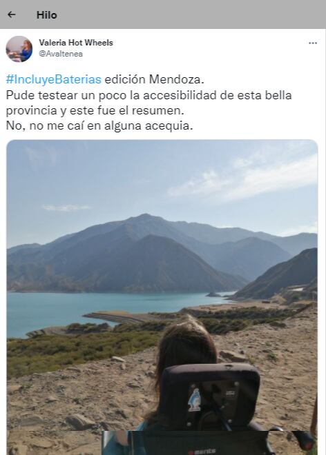 Valeria recomienda puntos en su hilo de Twitter con el #IncluyeBaterias. Postal de ella en el Dique Potrerillos.