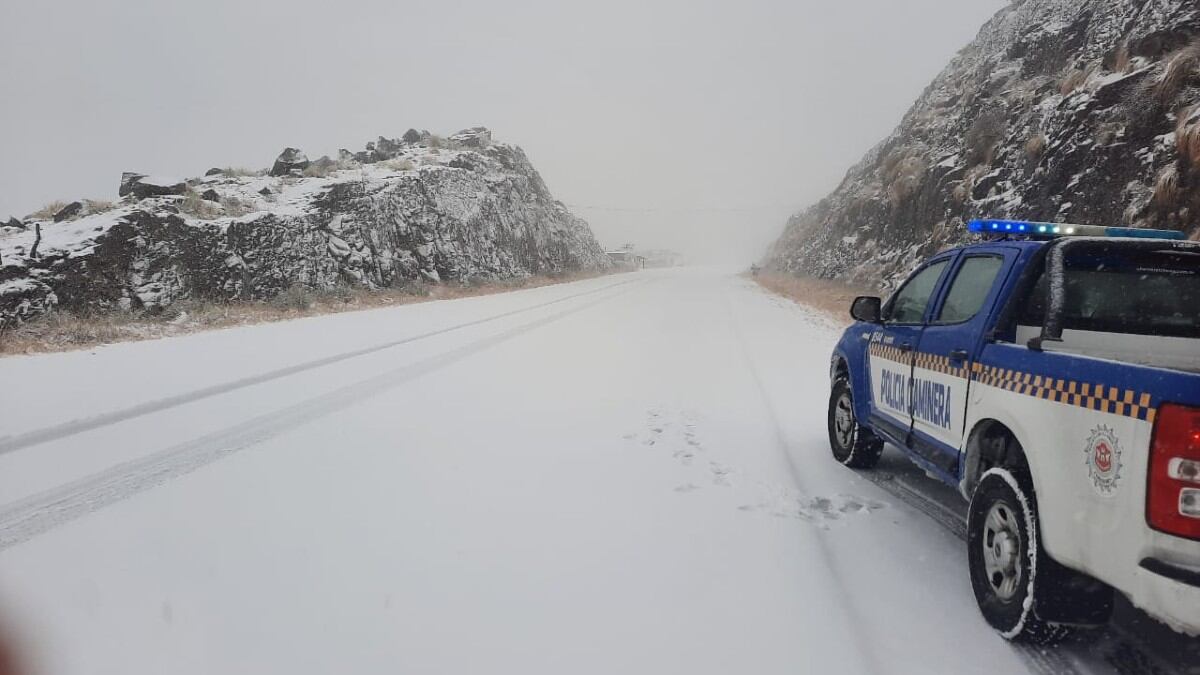 Durante la mañana continuó una tormenta de nieve que cubrió todo de blanco.