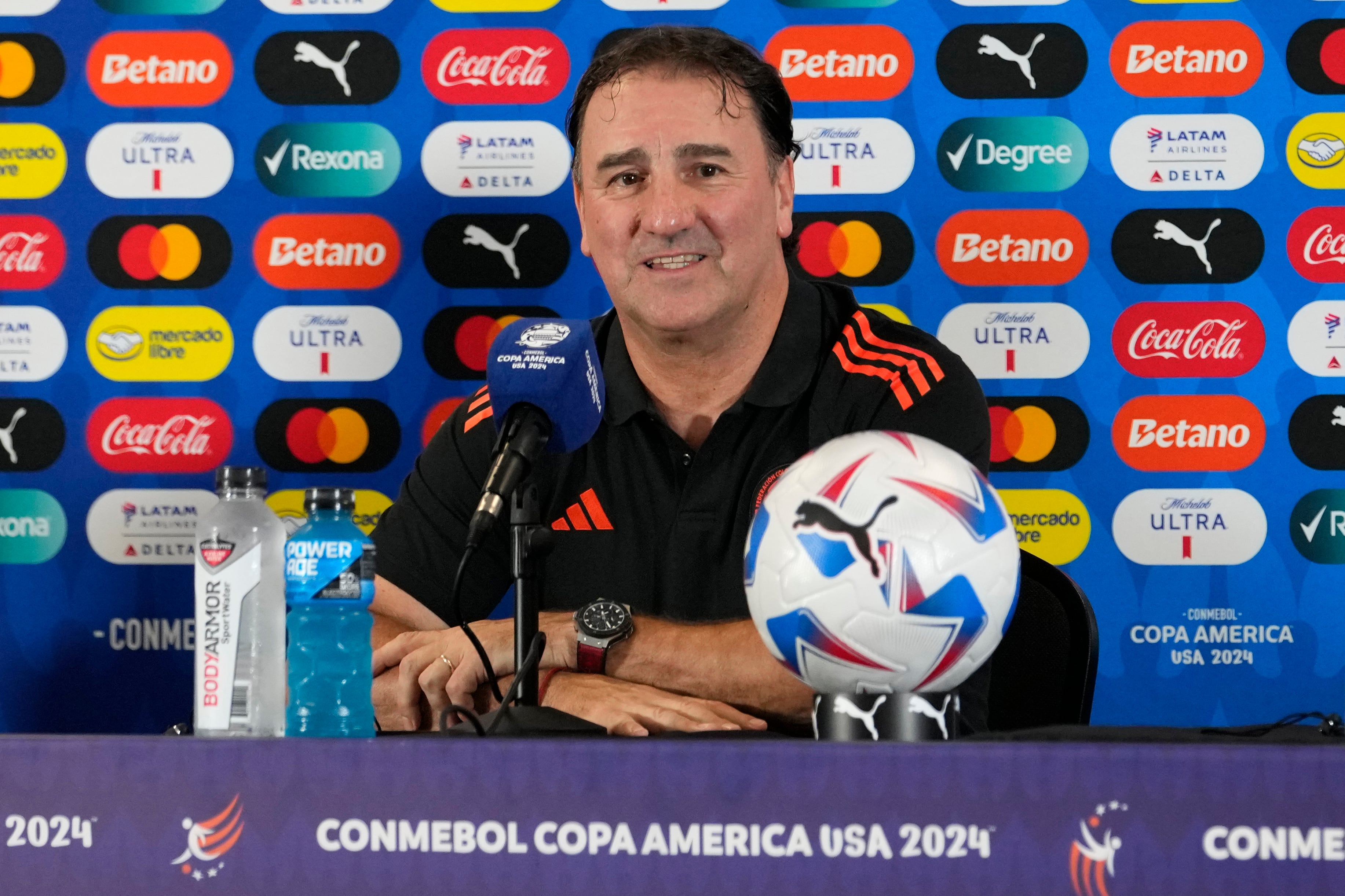 El argentino Néstor Lorenzo, técnico de la selección de Colombia, aseguró que el calor no es una ventaja para su selección prorque sus jugadores también juegan en Europa. (AP Foto/Lynne Sladky)