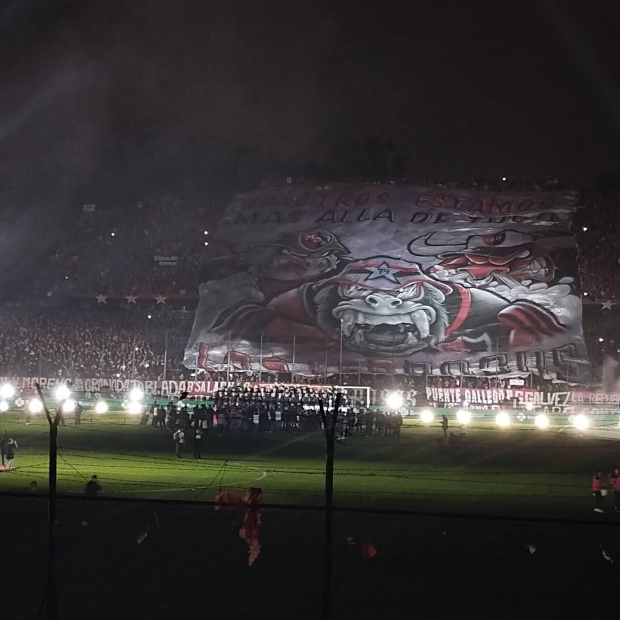 La hinchada desplegó la bandera en la popular sur cuando los jugadores se formaron para la foto grupal.