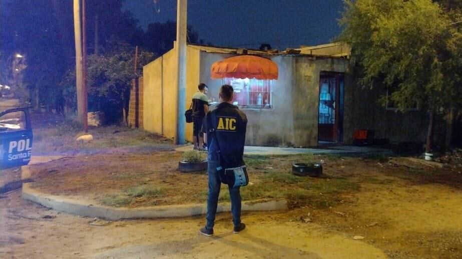 La Agencia de Investigación Criminal (AIC) inspeccionó la vivienda durante la madrugada.