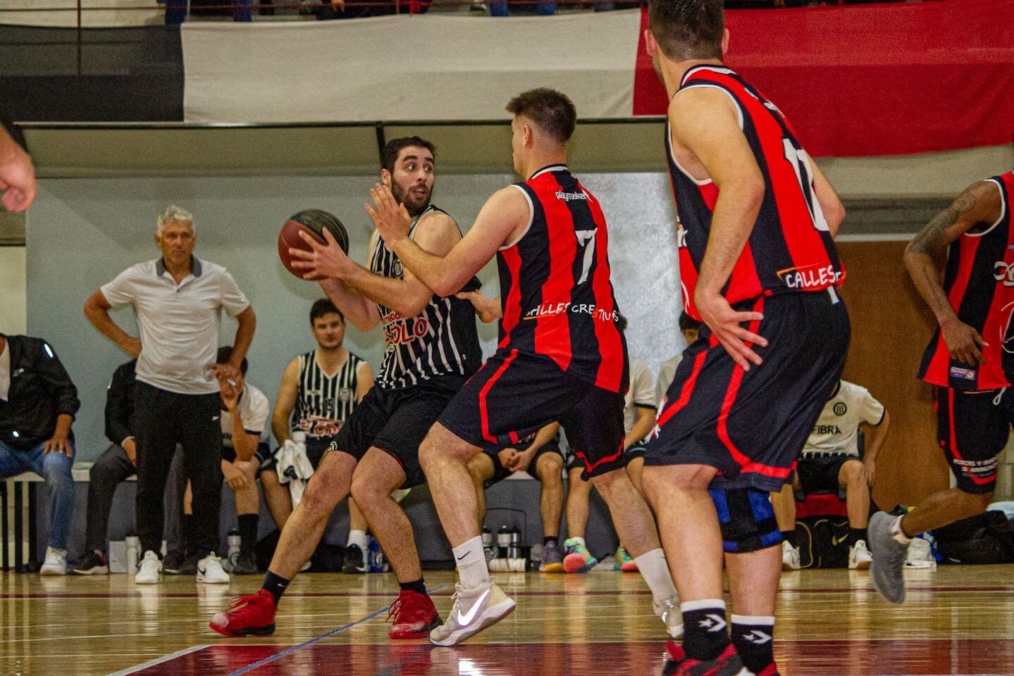 Blanco y Negro de Coronel Suarez derrotó de visitante a Argentino Junior por 71 a 60 y forzó un tercer y definitivo partido para consagrar al campeón del Torneo Oficial.