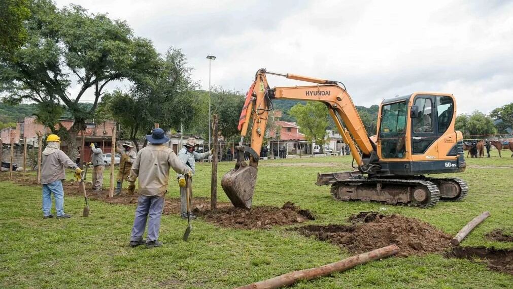 Operarios y máquinas trabajando, atrás la policía custodiando. Así comenzaron las primeras labores en el predio del barrio Campo Verde, antes de los disturbios del miércoles.