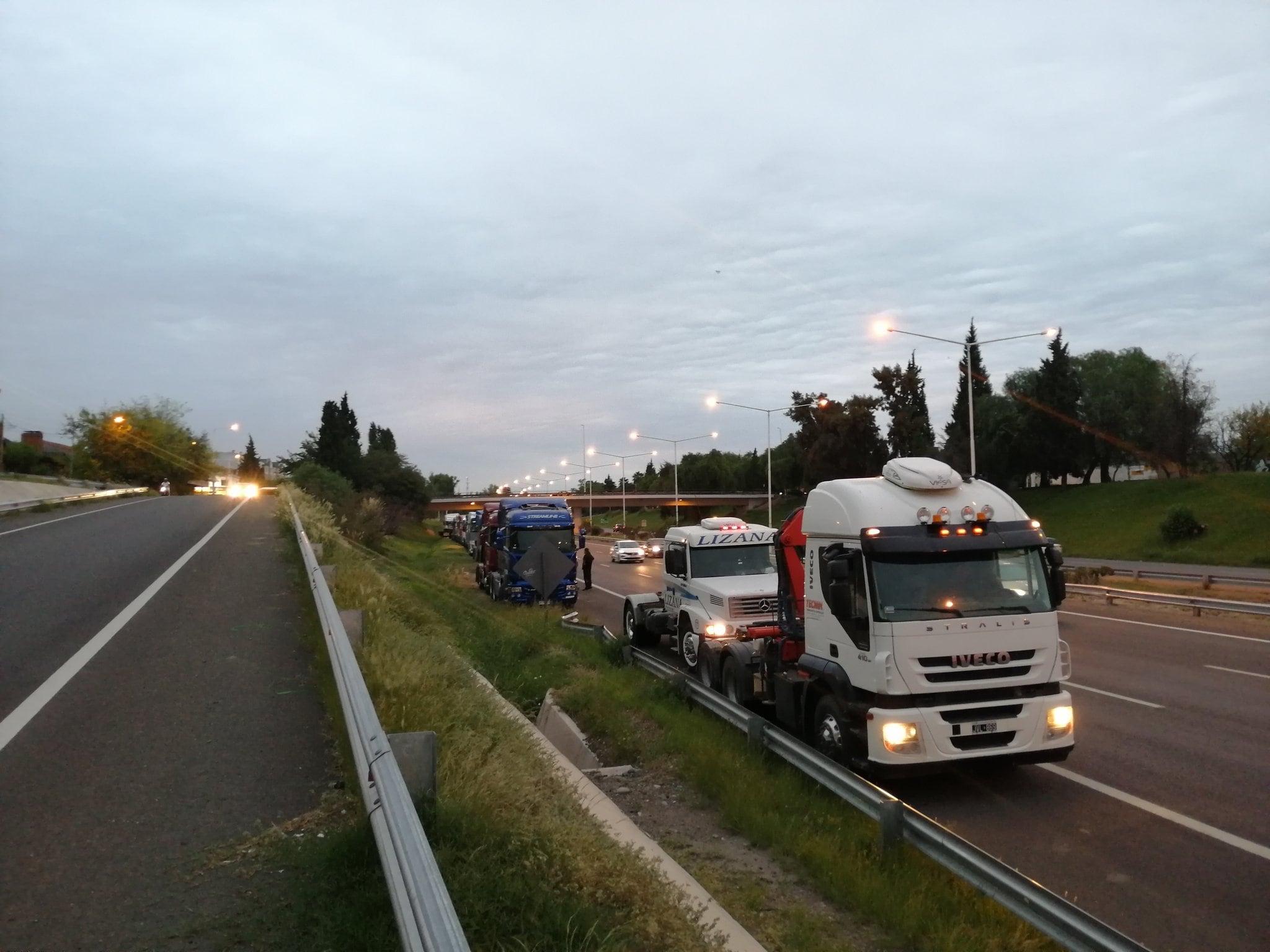 Camioneros realizaron una caravana exigiendo la apertura del paso a Chile.