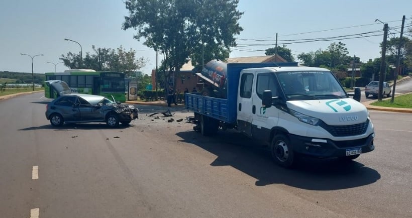 Violento accidente en Posadas dejó como saldo a una mujer herida.