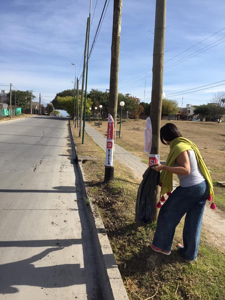 Cansados de la suciedad vecinos de un barrio salteño arrancaron carteles políticos.