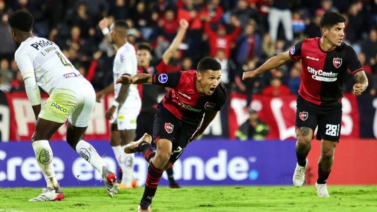Iván Gómez agarró el traje de salvador copero y le dio paz a Newell’s ante Santos