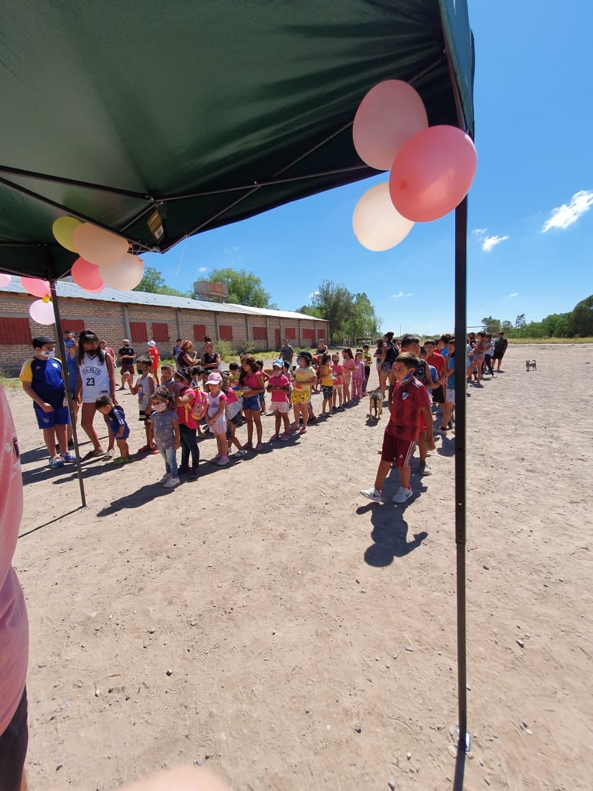 El grupo visita con ayuda todos los años a la comunidad de La Favorita, tienen un cariño especial con los vecinos de la zona.