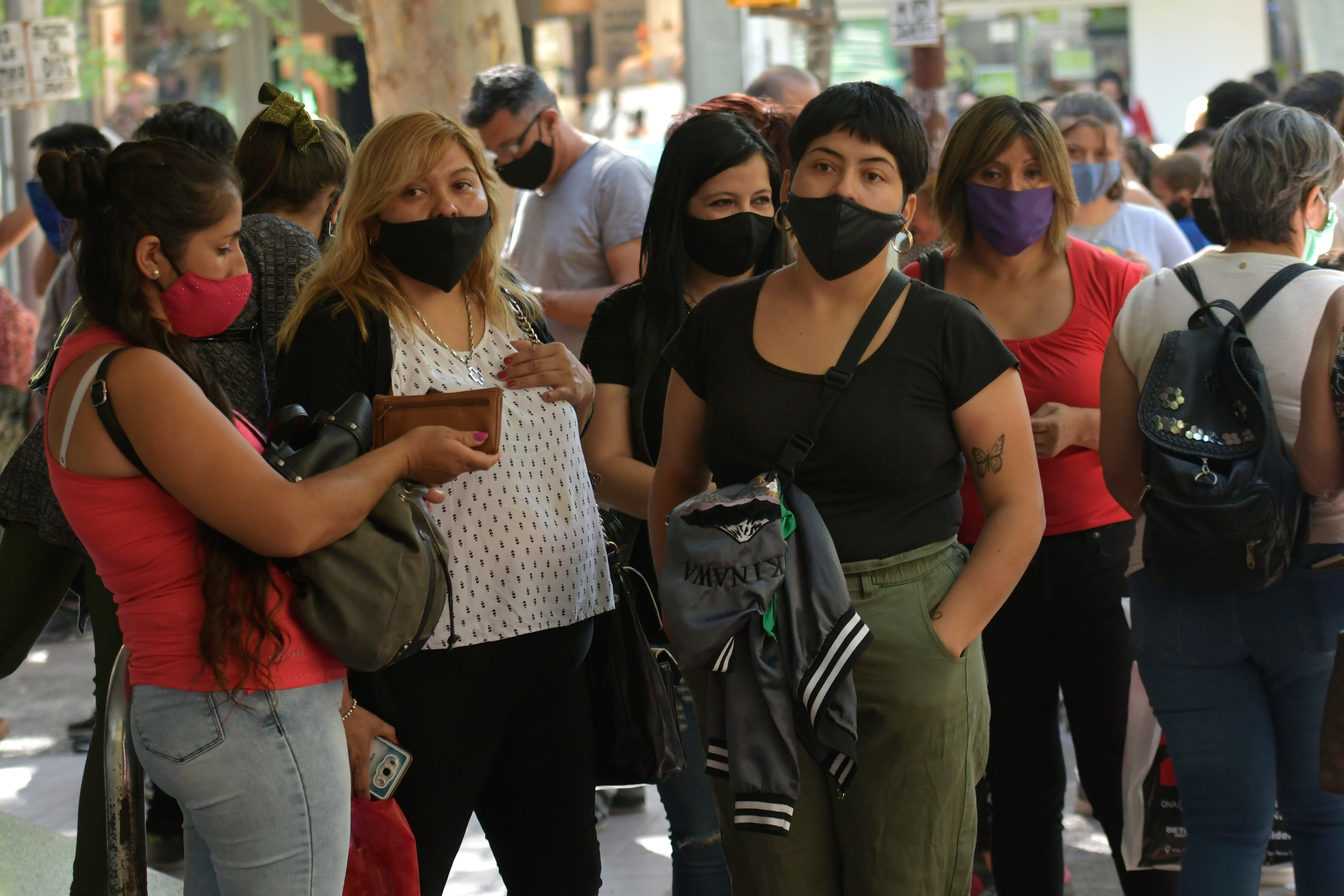 Mendoza 30 de diciembre 2020     Sociedad
Distanciamiento social., Larga espera en las filas de bancos, cajeros, entidades recaudatorias, paara cobrar y pagar impuestos, salarios, servicios.
Fila en banco de la Nacion Argentina
crisis, jubilado, jubilados, anciano, inflacion, covid, coronavirus, 
Foto: Orlando Pelichotti / Los Andes
