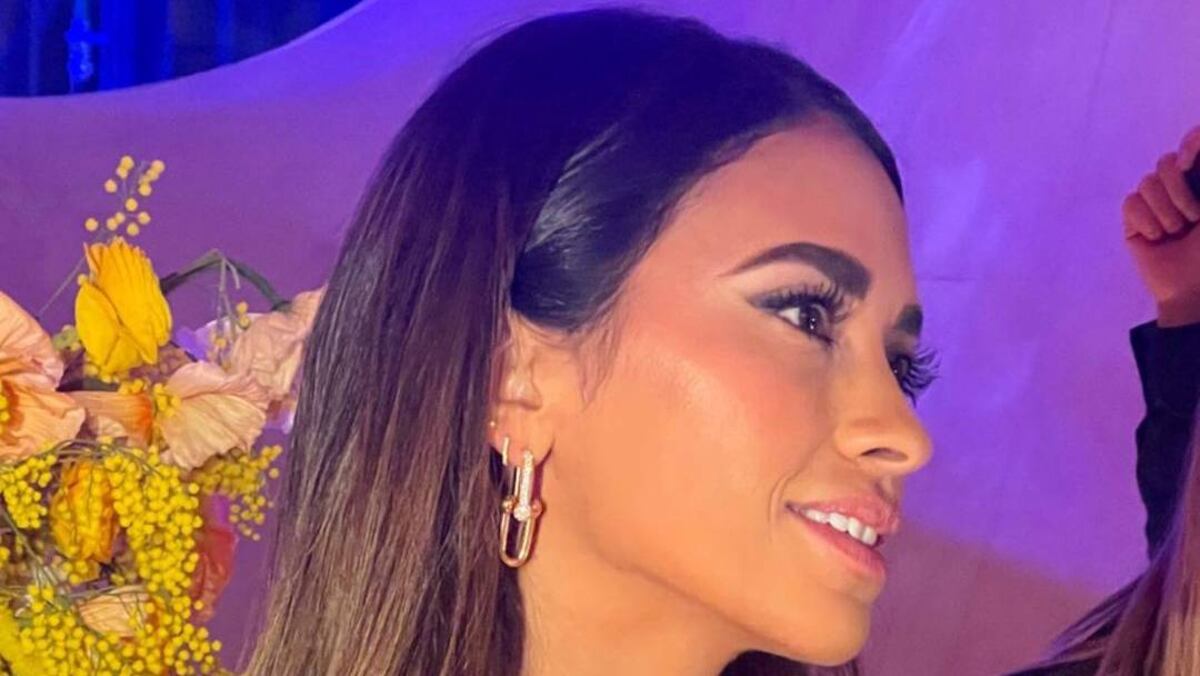 Estilo rosa: Antonela Roccuzzo mostró en detalle su look total pink en París
