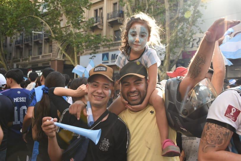 Argentina le ganó a Australia 2 a 1 y los hinchas mendocinos coparon las calles del Centro para festejar que la Selección pasó a cuartos de final de Qatar 2022. - Mariana Villa / Los Andes