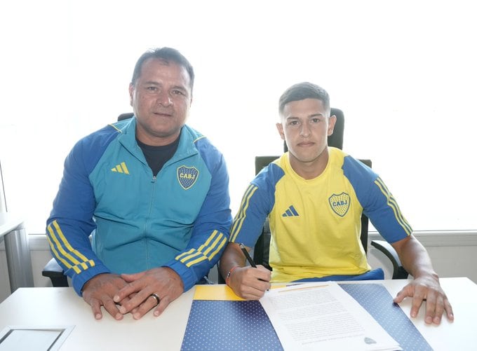 Julián Darío Ceballos, categoría 2004, firmó su primer contrato como profesional hasta diciembre 2028. (Boca)