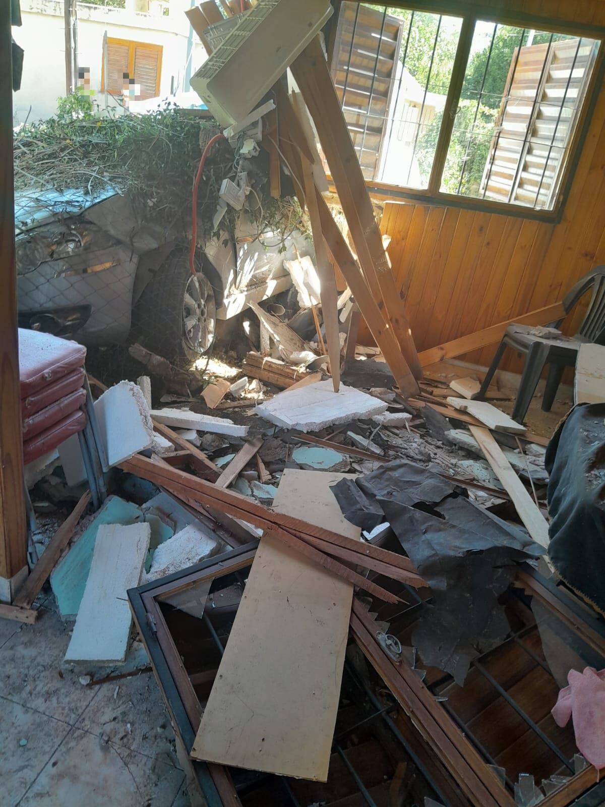 Perdió el control de su auto y destrozó una vivienda en Córdoba.