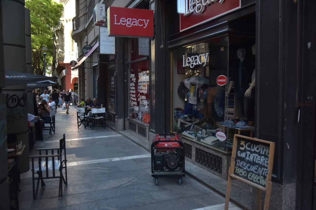 Comercios del centro quedaron a oscuras a raíz de la interrupción en el servicio.