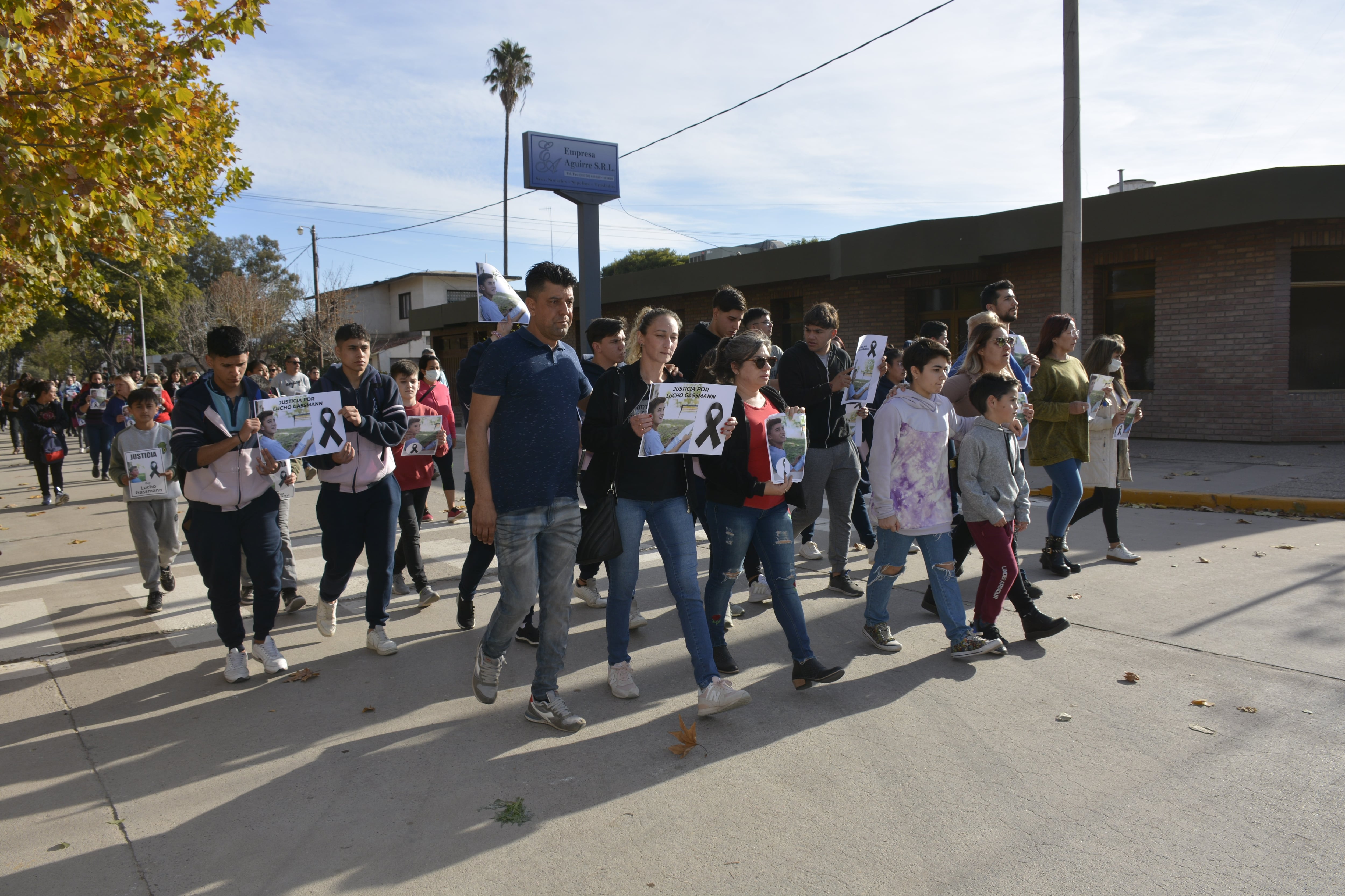 Familiares y amigos de Luciano marcharon por las calles de Pilar. (La Voz)