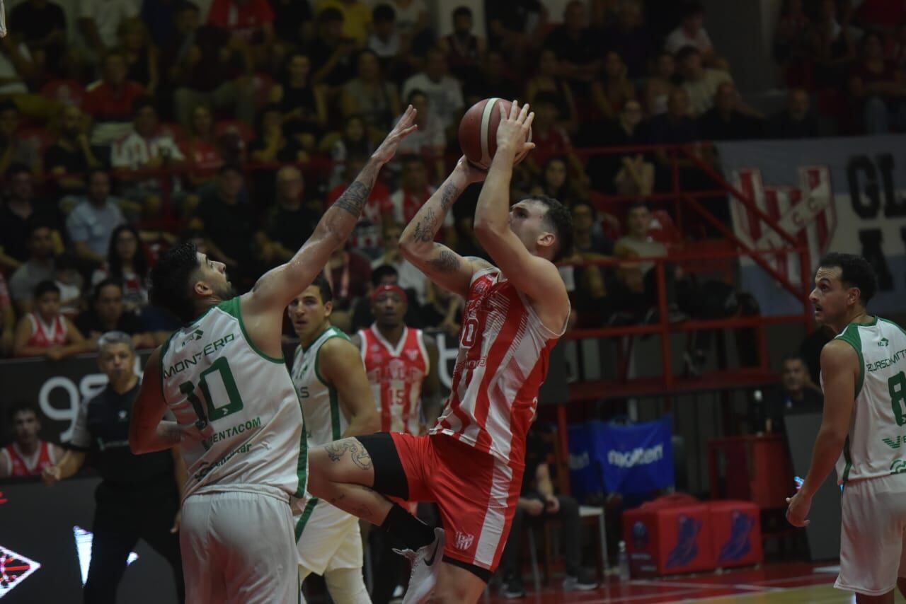 Instituto y Atenas se enfrentaron en el Ángel Sandrín por la Liga Nacional de Básquet. (Facundo Luque / La Voz)