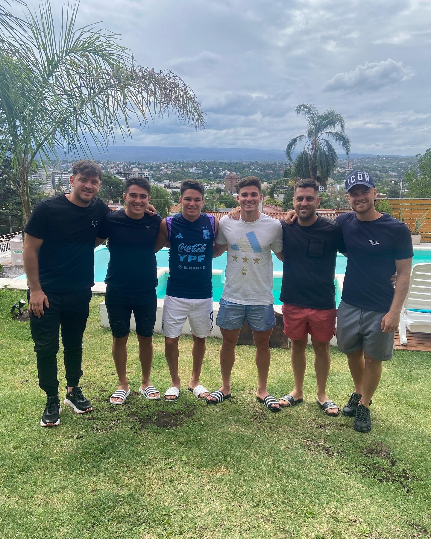 Julián Álvarez junto a la familia y amigos de Lucas Beltrán.