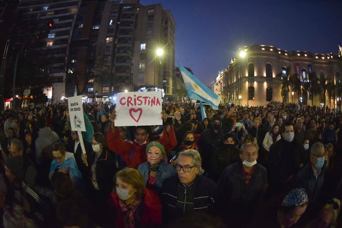 Marcha en repudio al atentado contra la vicepresidenta Cristina Fernández de Kirchner por las calles de Córdoba. (Facundo Luque / La Voz)