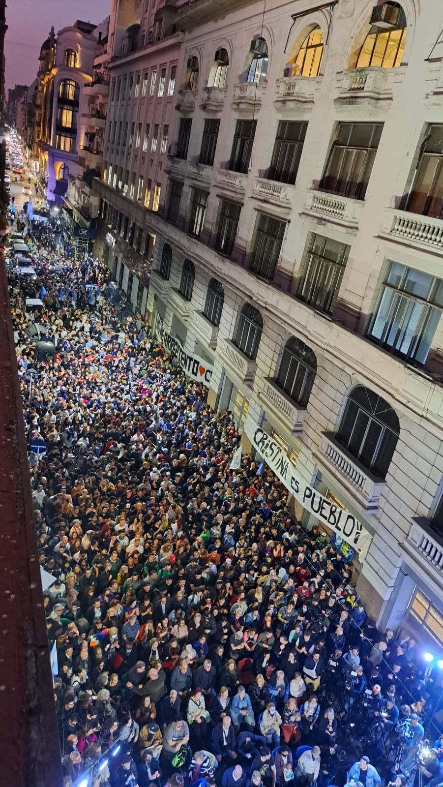 Gran cantidad de personas se reúnen en el barrio porteño de Montserrat.