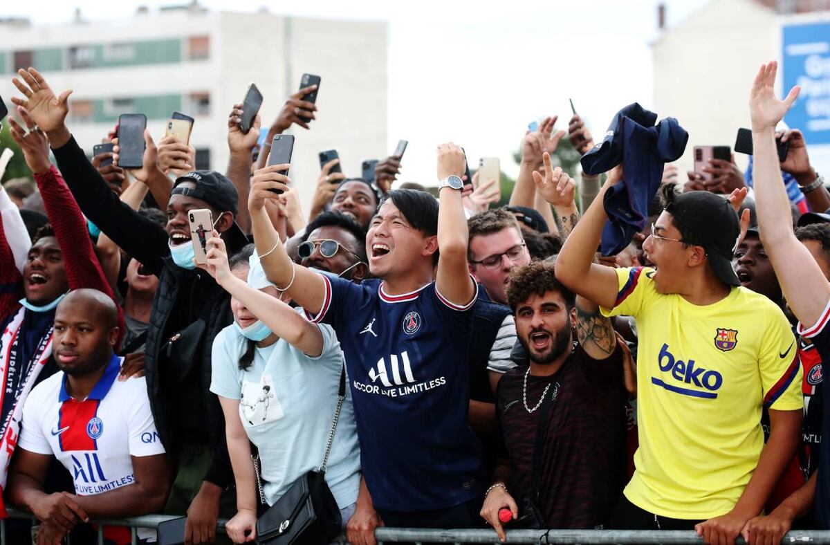 Lionel Messi revolucionó París: la locura de los hinchas del PSG cuando lo vieron en el aeropuerto