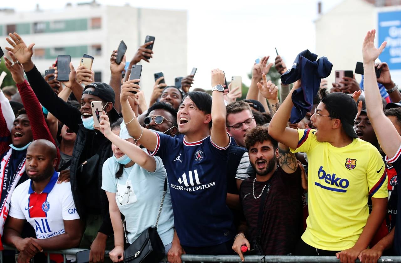 Una multitud esperó a Messi en el aeropuerto.