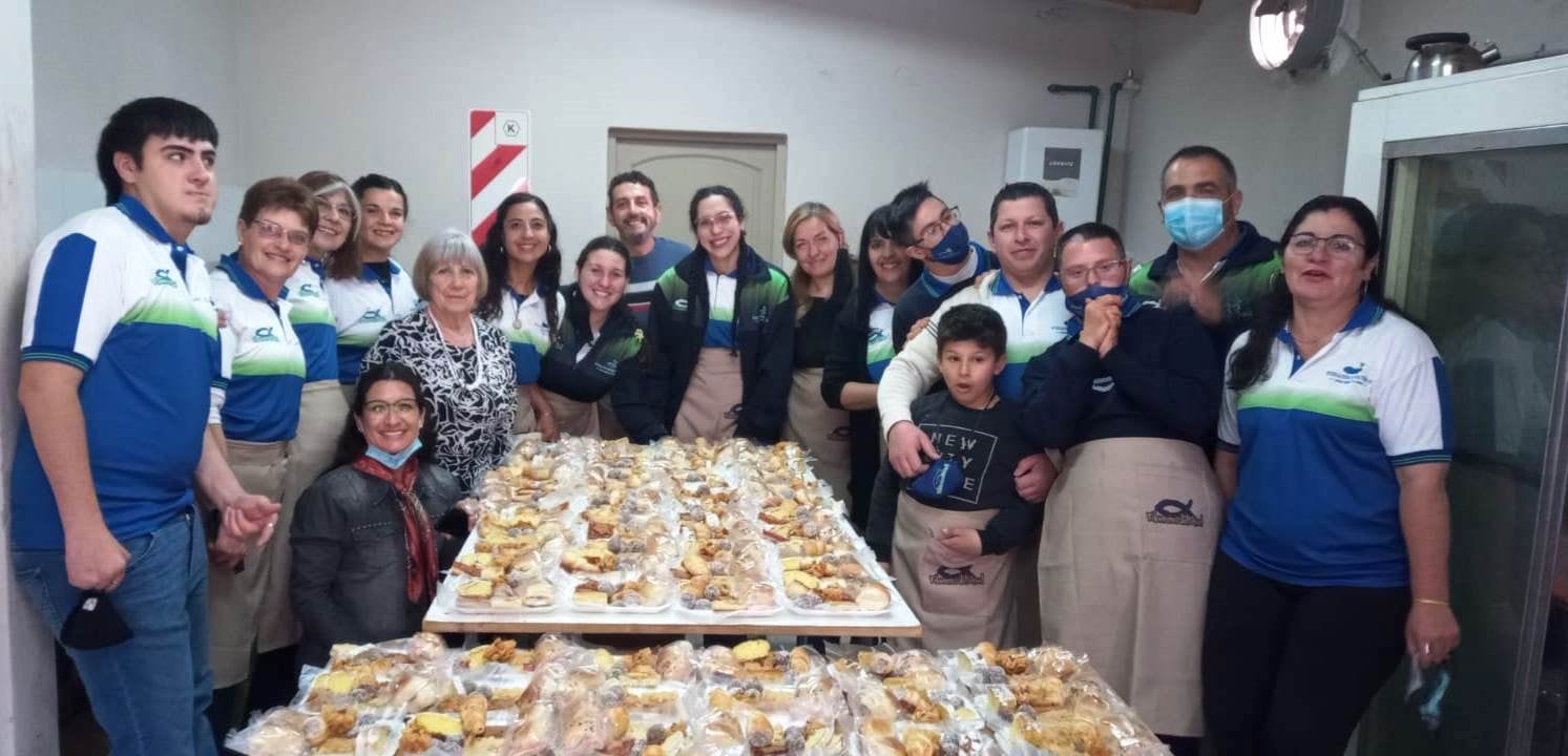 Los chicos de los Tibuones del Atuel fueron los encargados de hacer las masas que se sirvieron en el Té solidario.