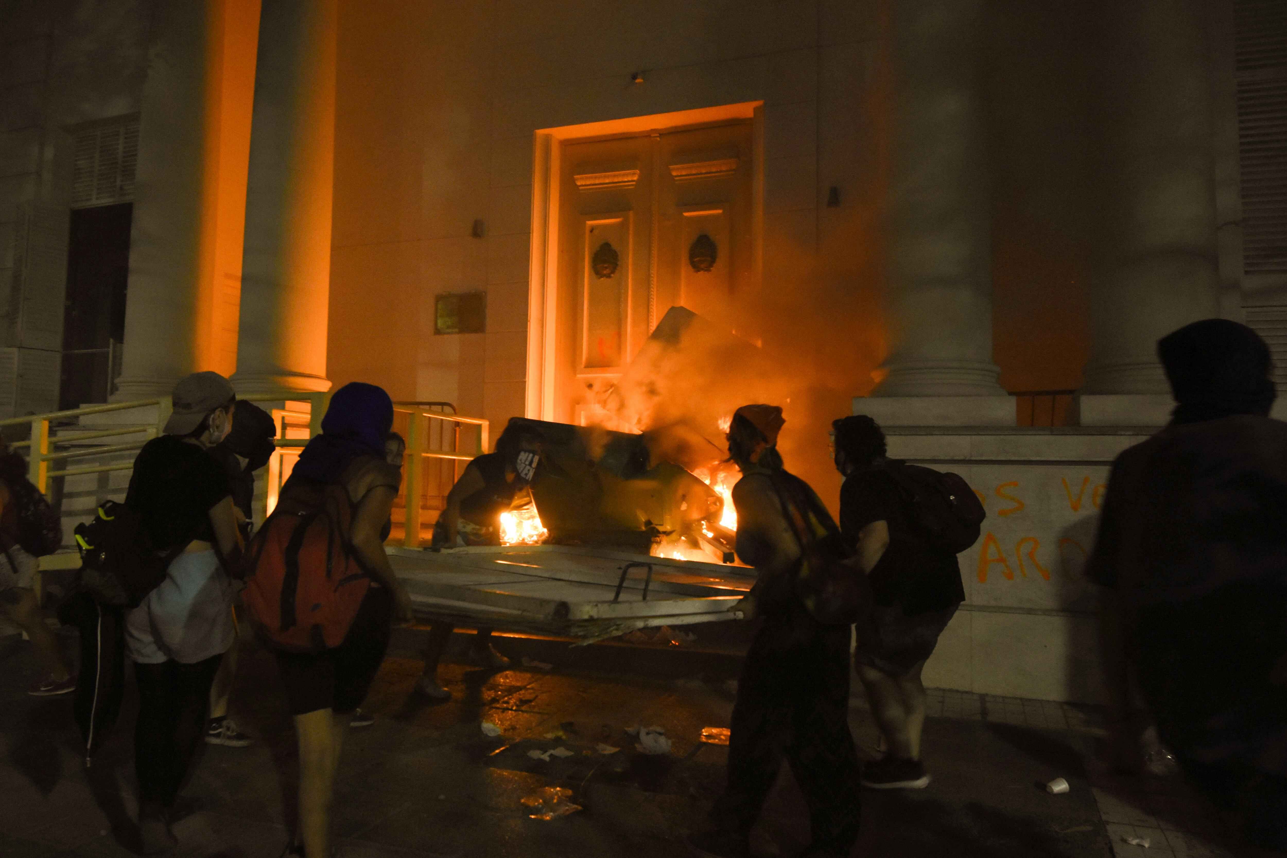 La marcha por justicia para Florencia terminó con fuego y destrozos
por un grupo reducido que apedreó vidrios e incendió oficinas de la Casa de Gobierno y la Legislatura. Foto: Mariana Villa / Los Andes.