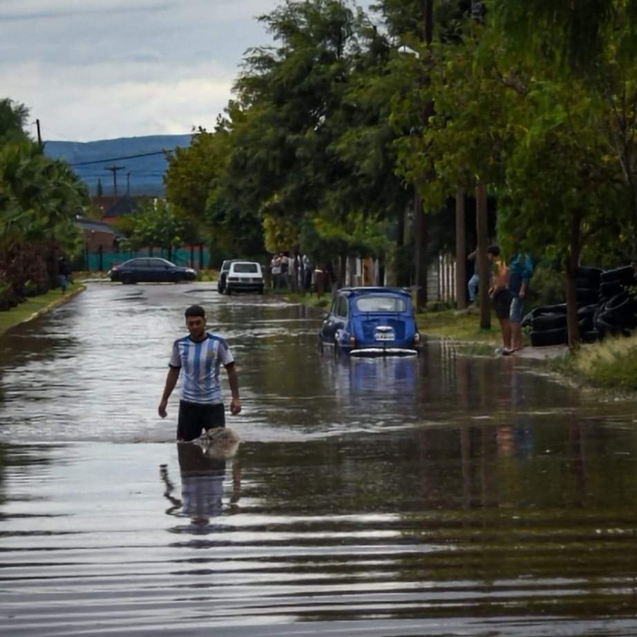 Las calles de la localidad se vieron anegadas y provocaron problemas en el tránsito.