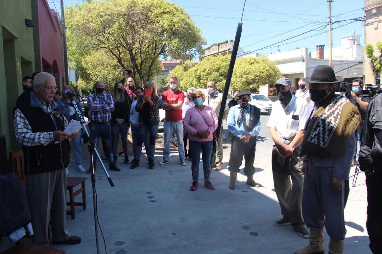 En el día de la tradición descubren placa en reconocimiento a Juan Ramón Santos.