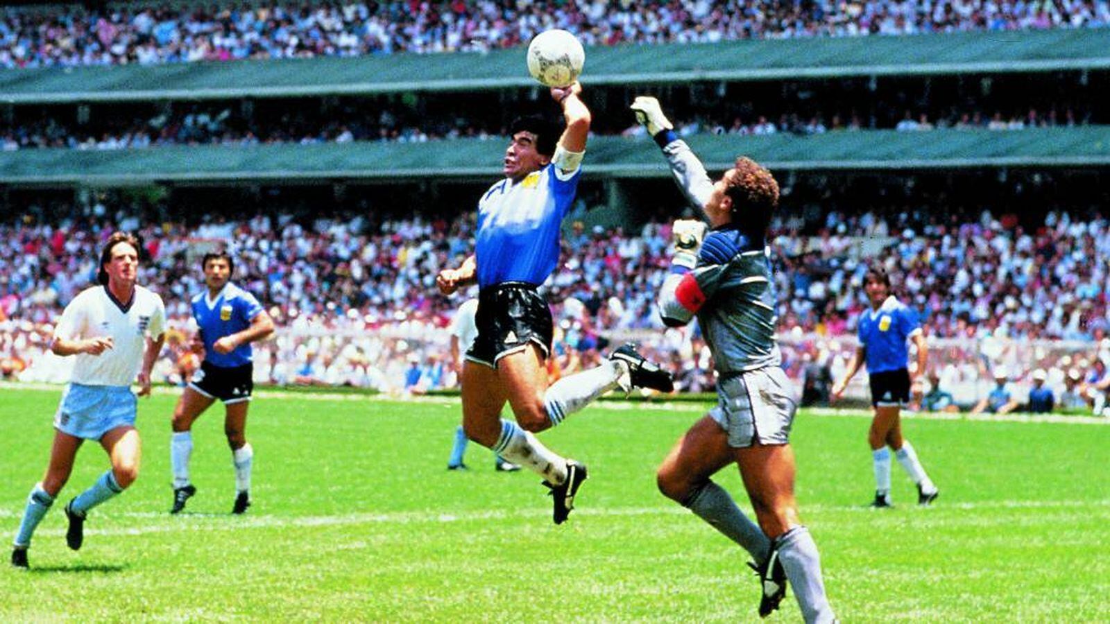 La mítica camiseta de Diego en el partido contra Inglaterra de México 86 será subastada. Pero la familia de Maradona dice que no es la original.