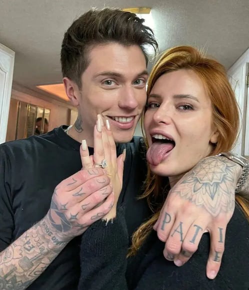 Bella Thorne y Benjamín Mascolo luciendo el anillo de compromiso