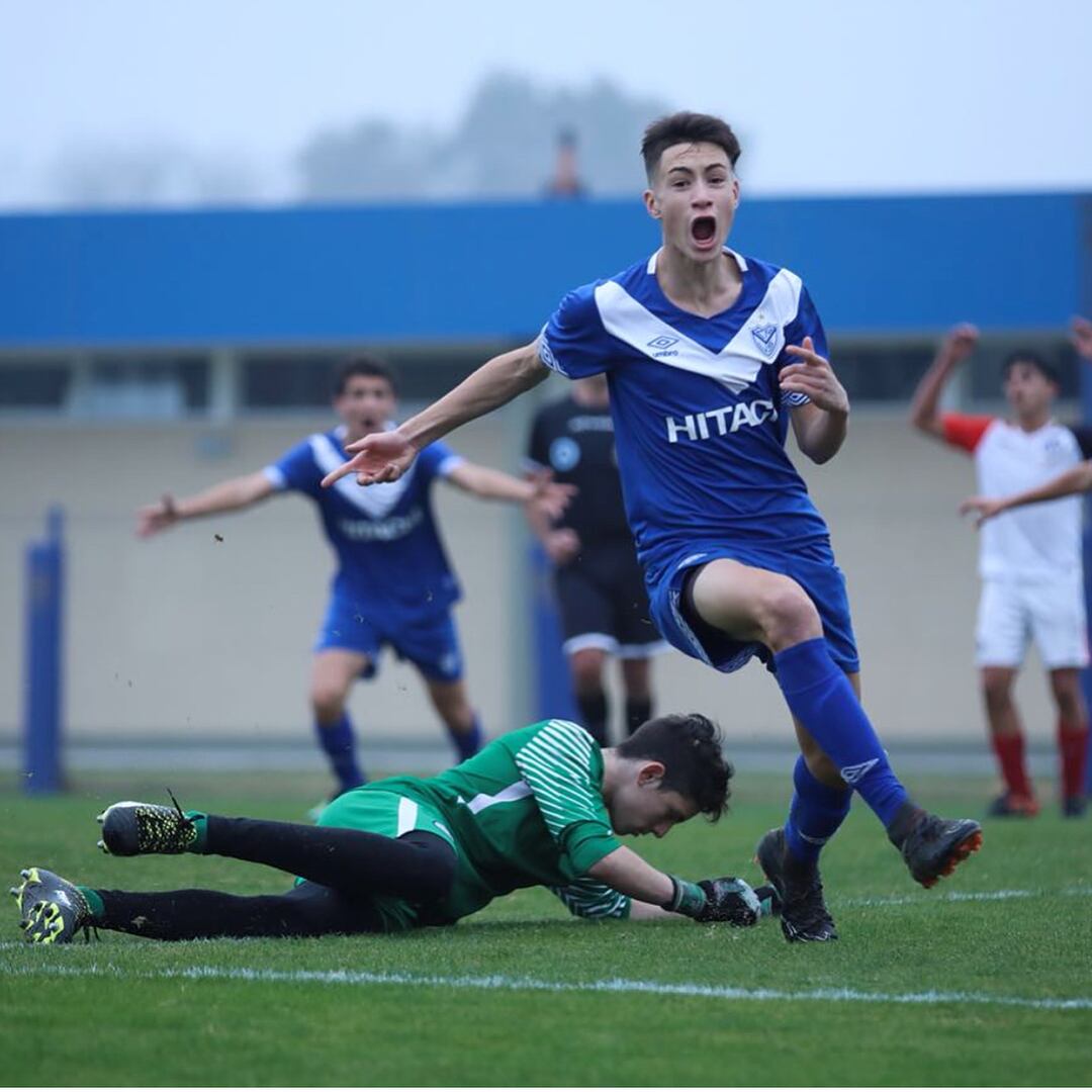 Inició en dos clubes marplatenses, pasó a Vélez y fue fichado por la Juve y ya jugó en el seleccionado argentino Sub 17. “No dimensionamos lo que está viviendo”, relató su familia.