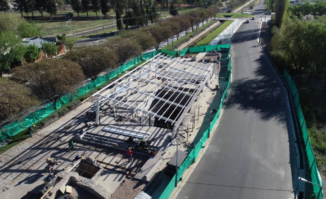 Construyen la cúpula y la pasarela sobre la antigua usina que descubrieron en el paseo Rawson. 