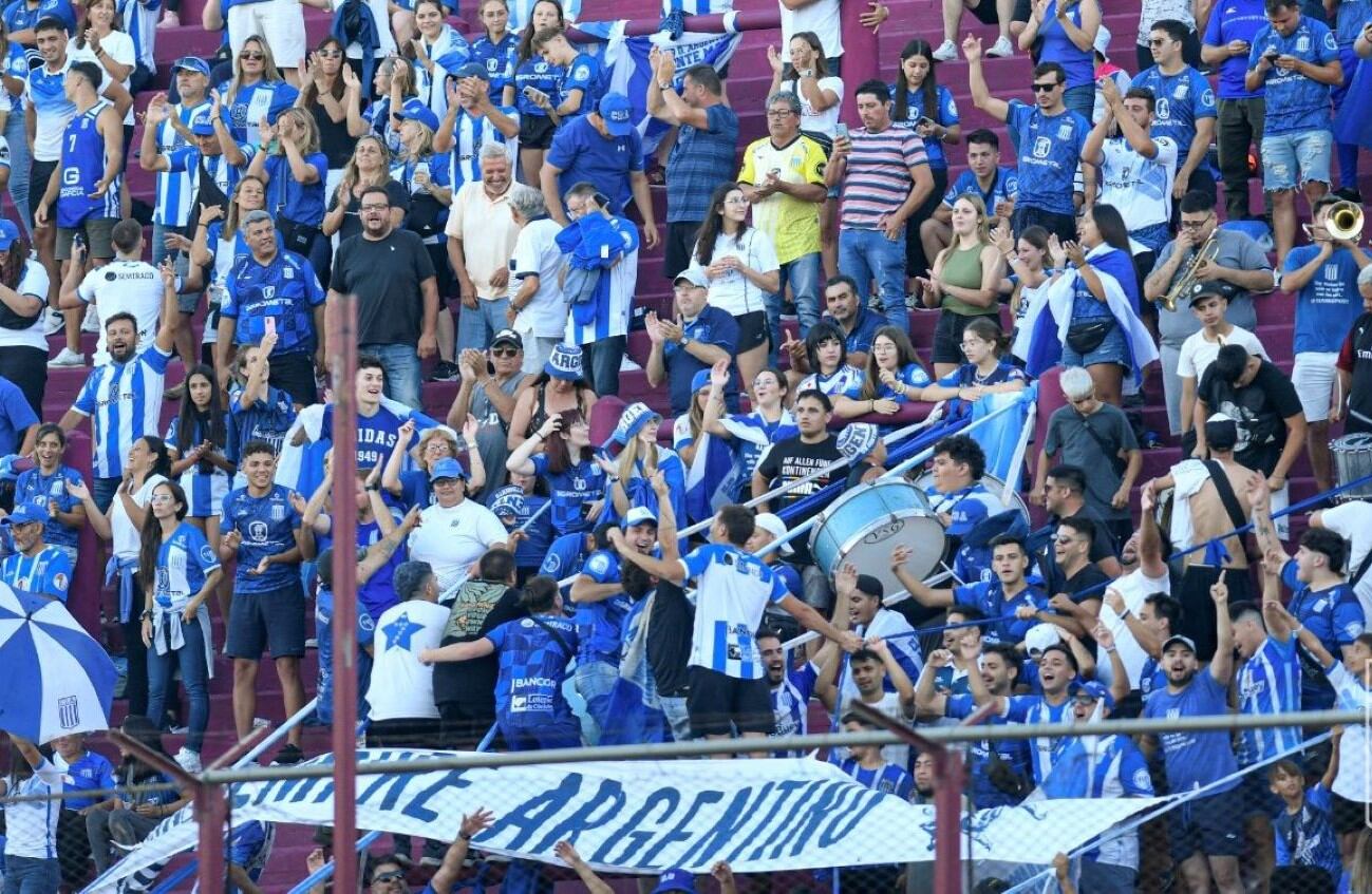 La hinchada de Argentino de Monte Maíz presente en el encuentro de Copa Argentina ante Boca. (Prensa Argentino de Monte Maíz)