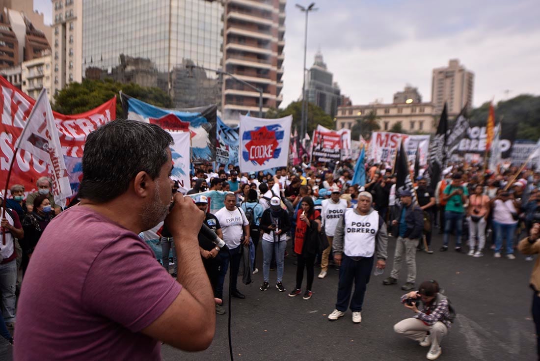 Marcha Federal piquetera. Emanuel Berardo del Polo Obrero  marchan por el centro de la ciudad de Córdoba. (Ramiro Pereyra/La Voz)