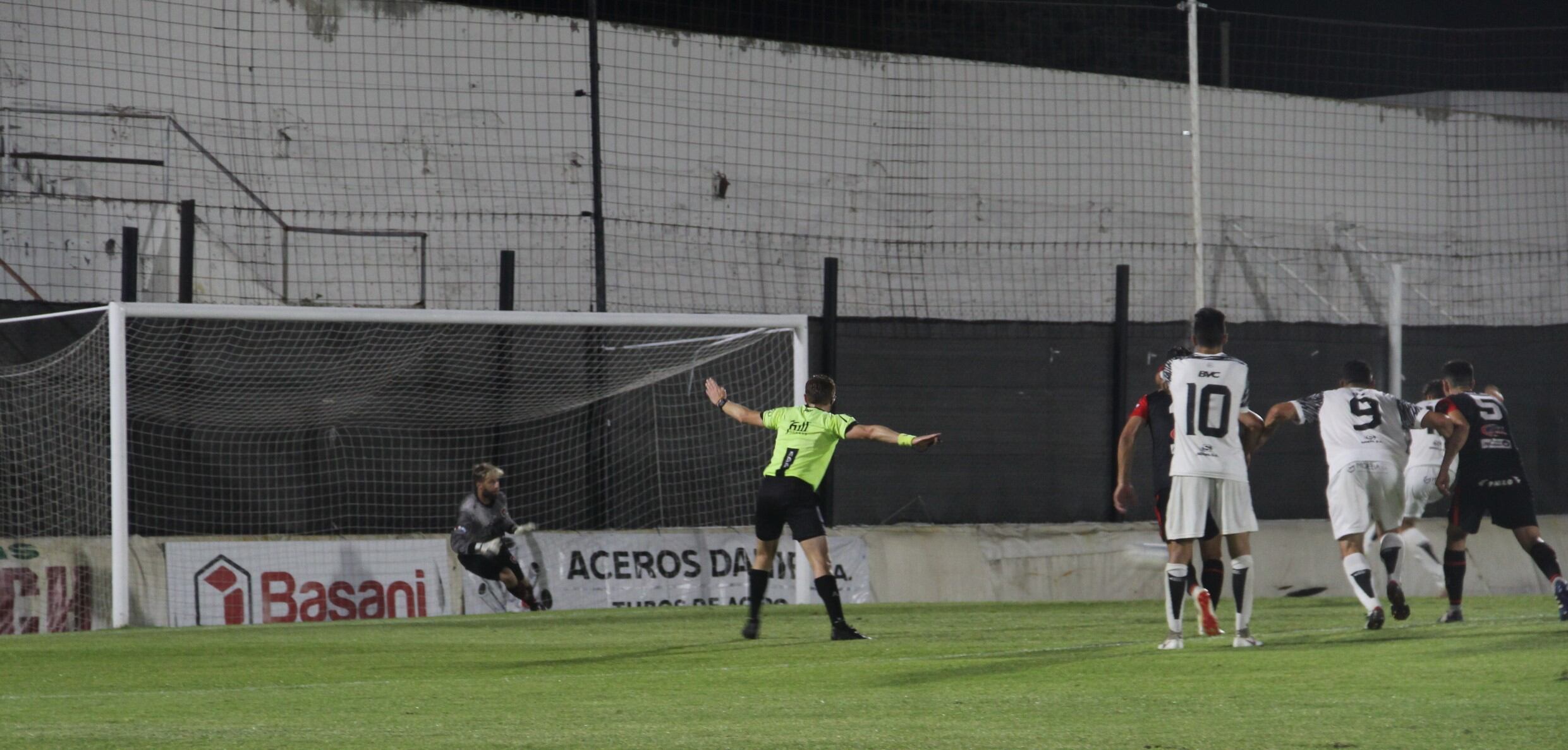 De penal Lautaro Ceratto pone el 3 a 0 para Liniers.