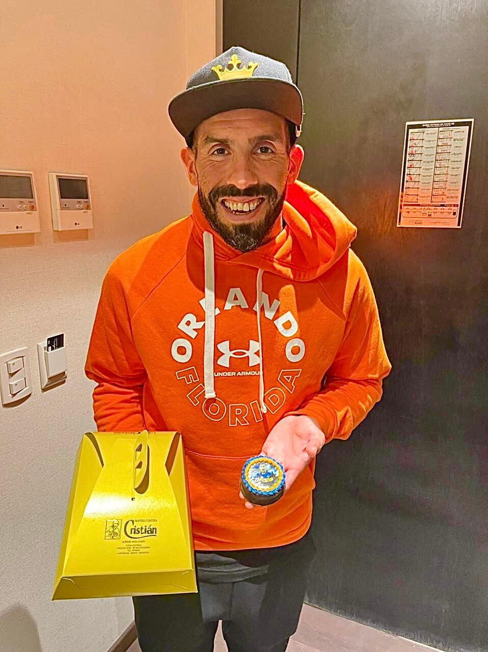 Como el Dibu, Carlos Tévez se llevó sus alfajores personalizados.