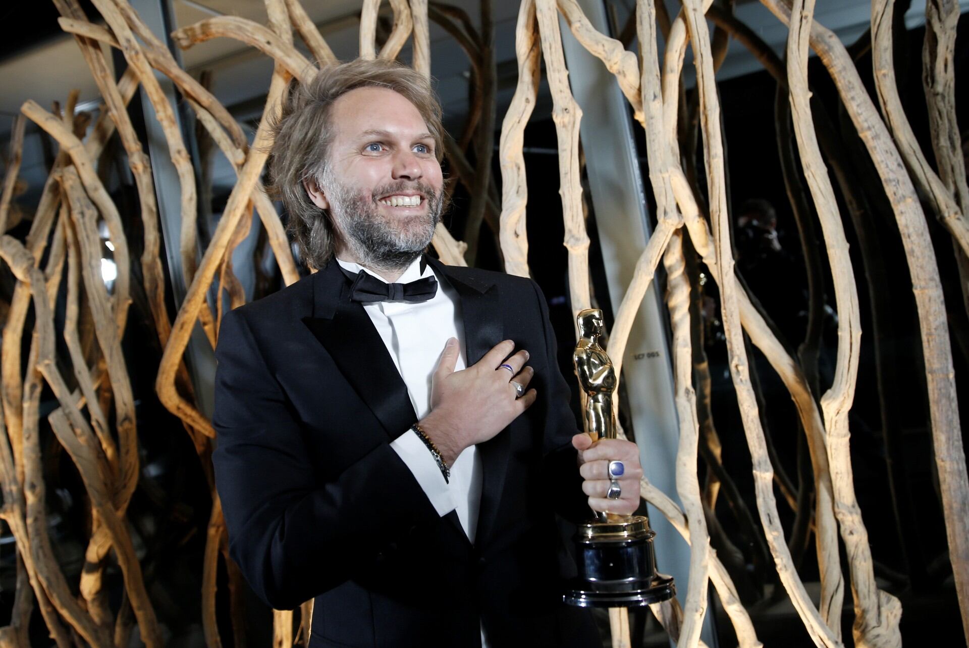 Florian Zeller sostiene el Oscar a mejor guion adaptado por "The Father". (AP)