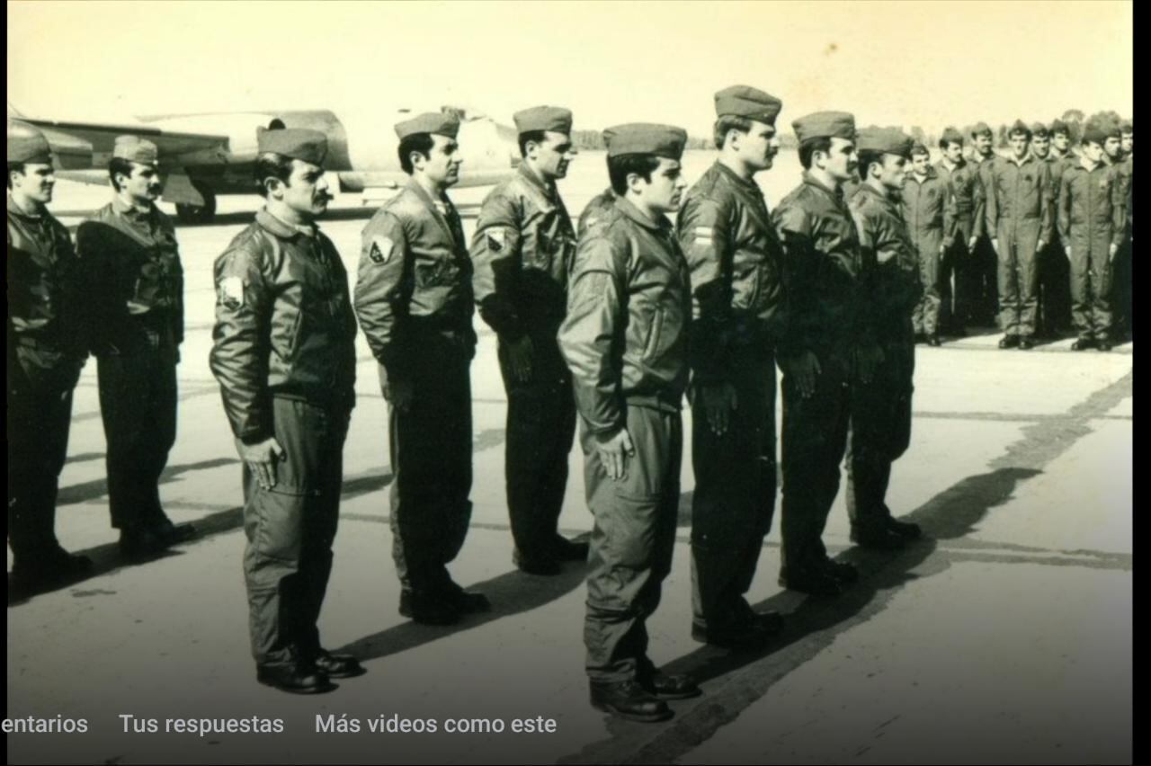  Formación durante la ceremonia del Vuelo Solo, donde se entrega el pañuelo y el escudo del escuadrón.