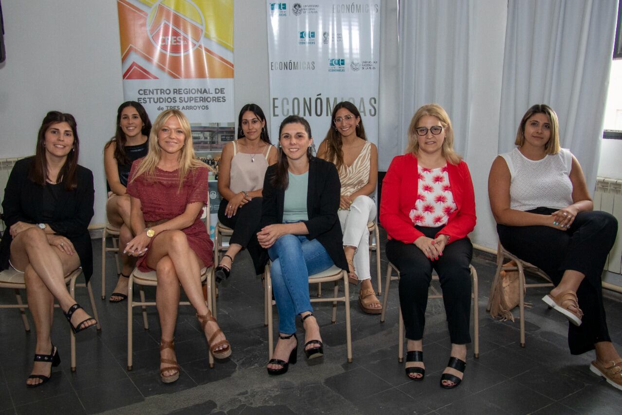 Acto de Colación de Grado y Entrega de Diplomas en el Centro Regional de Estudios Superiores de Tres Arroyos