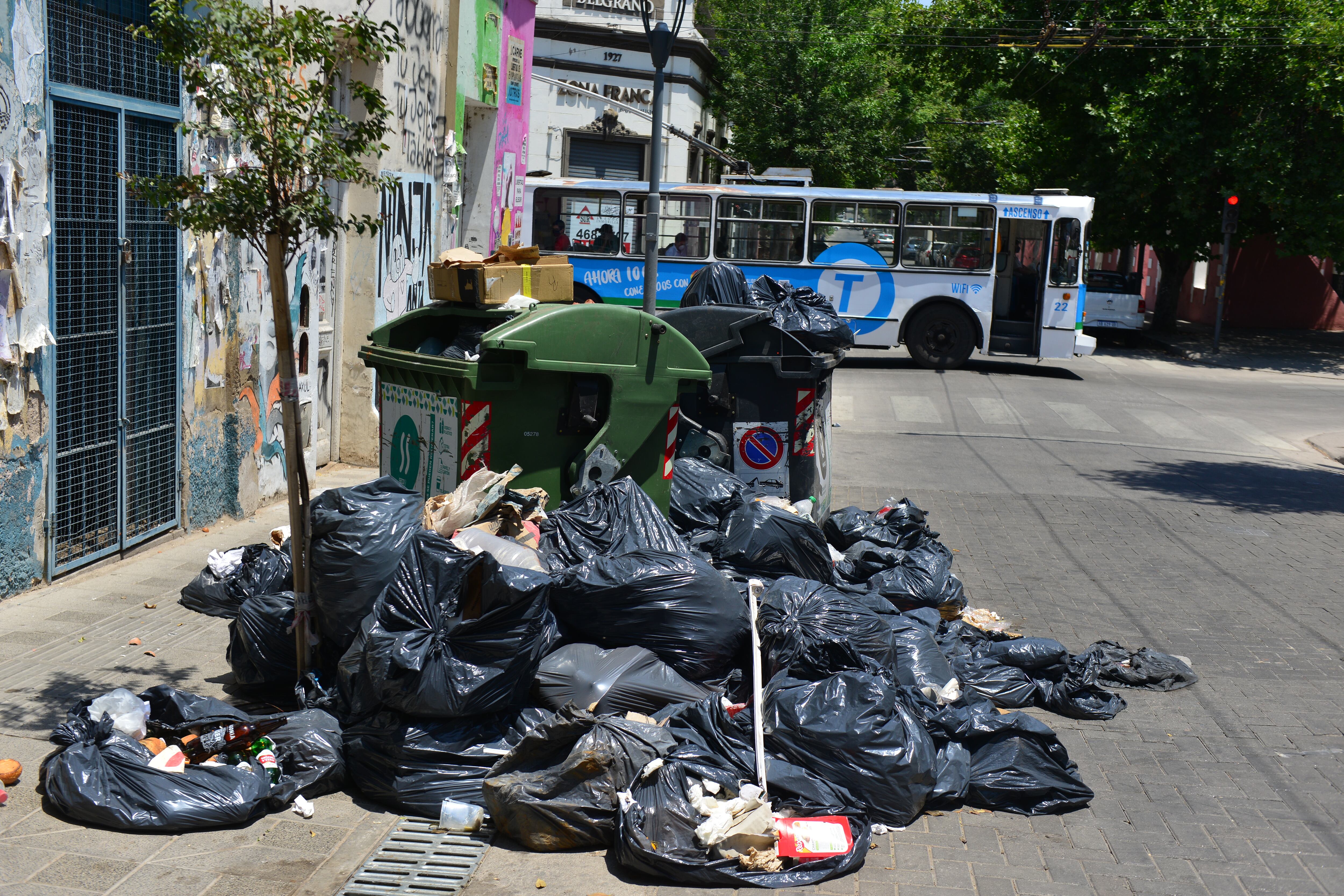 Las calles de Córdoba se colmaron de basura tras el fin de semana largo (José Hernández)