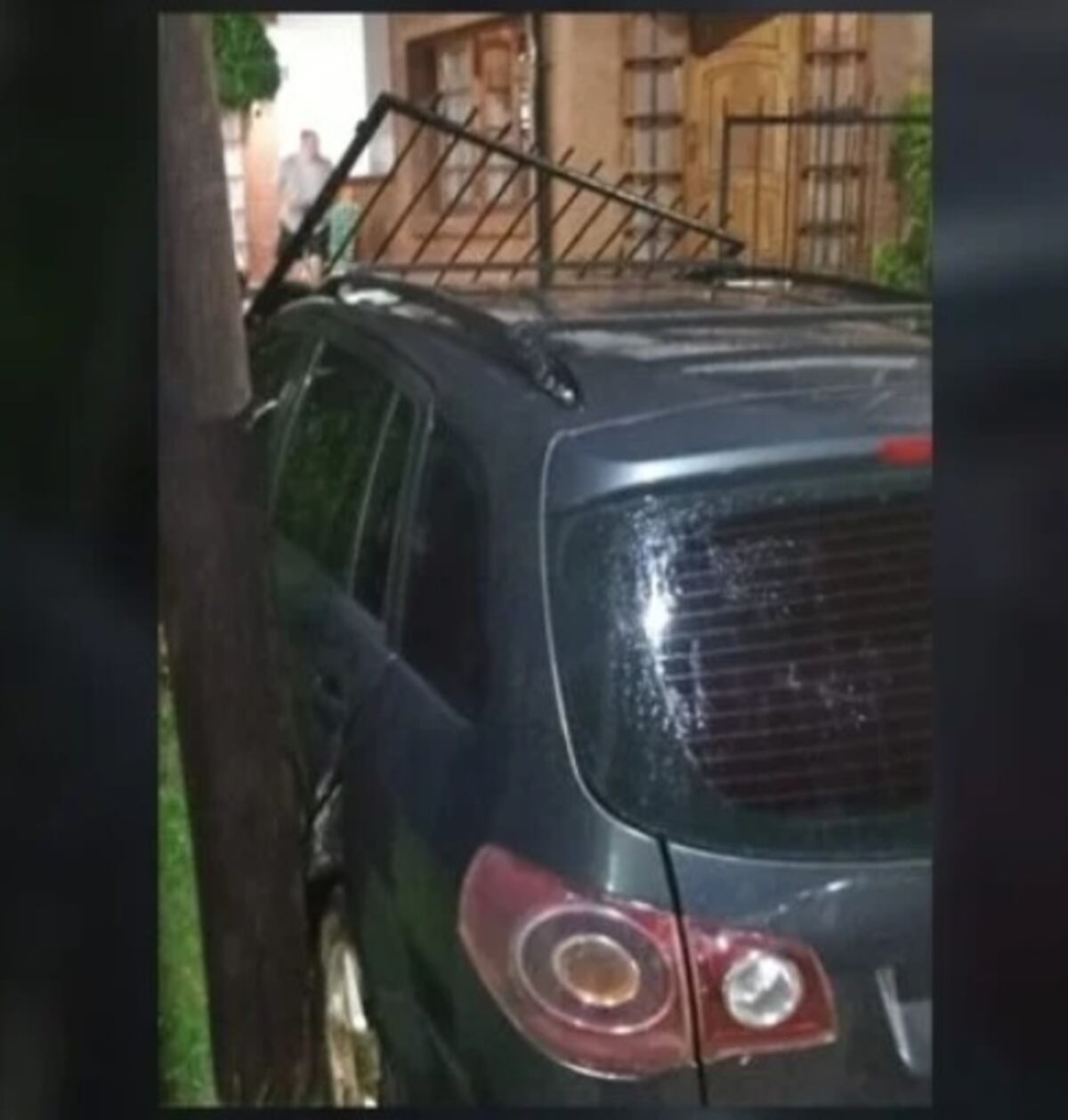 Posadas: pinchó una cubierta y terminó dentro de una vivienda