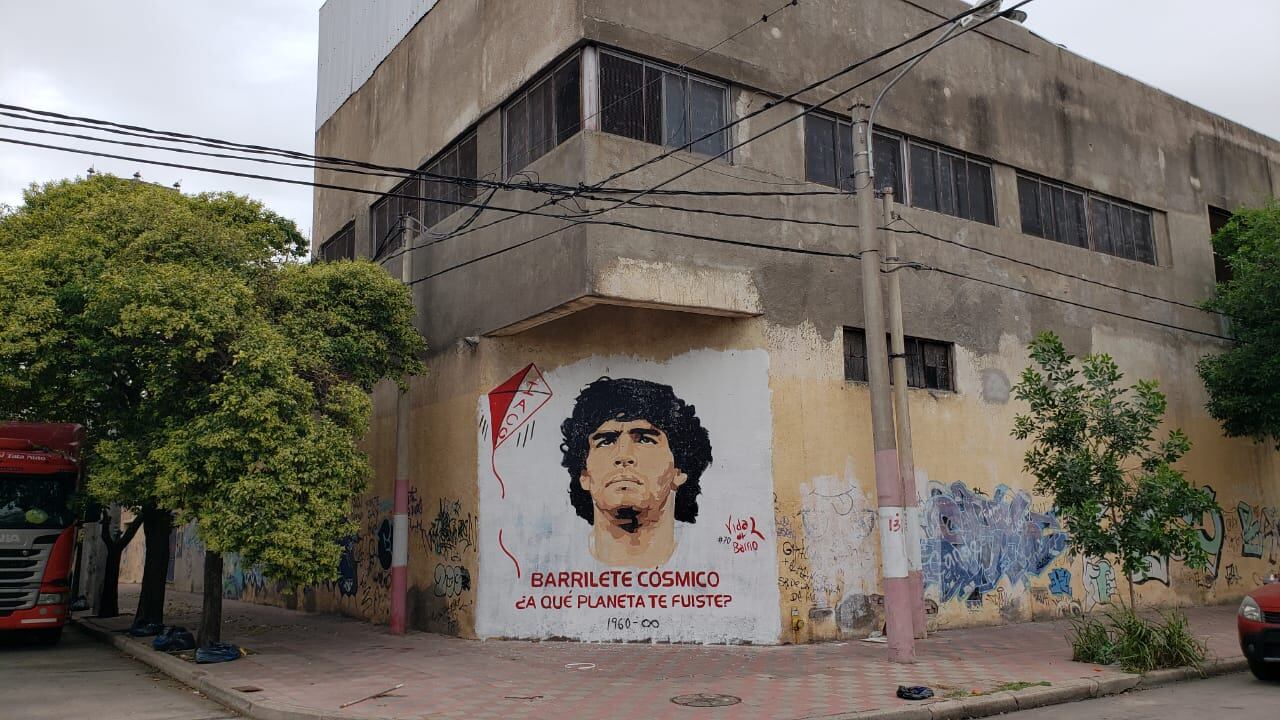 Mural en la esquina de López de Vega y General Paz, en Alta Córdoba.