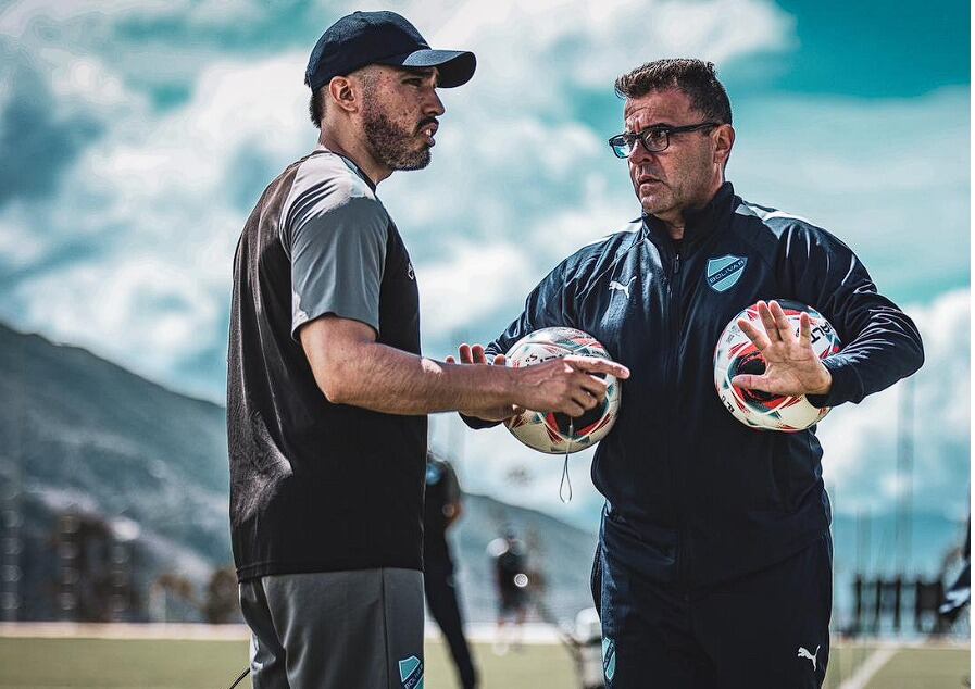 Nicolás Nasisi y Flavio Robatto intercambian ideas durante un entrenamiento en la altura de La Paz.