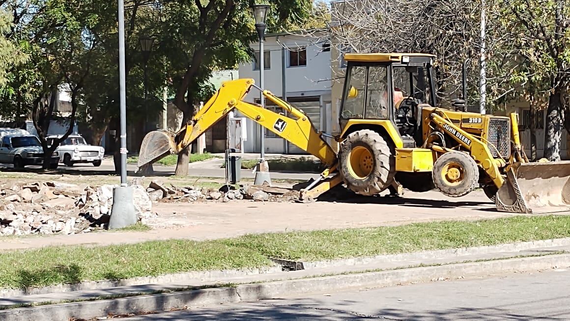 Están demoliendo las viejas estrtucturas de la plaza. 