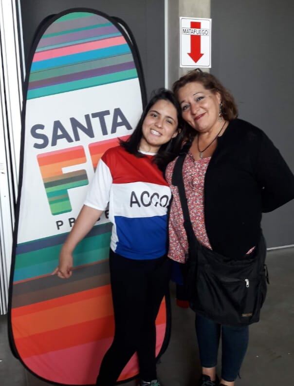 Sandra es la madre de Giovanna, quién la acompaña y busca darle todas las herramientas para que sea una joven independiente.